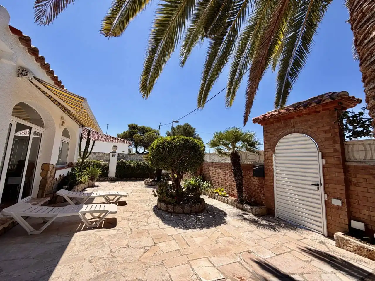 Vista exterior de Casa o xalet en venda en Mont-roig del Camp amb Aire condicionat, Calefacció i Jardí privat