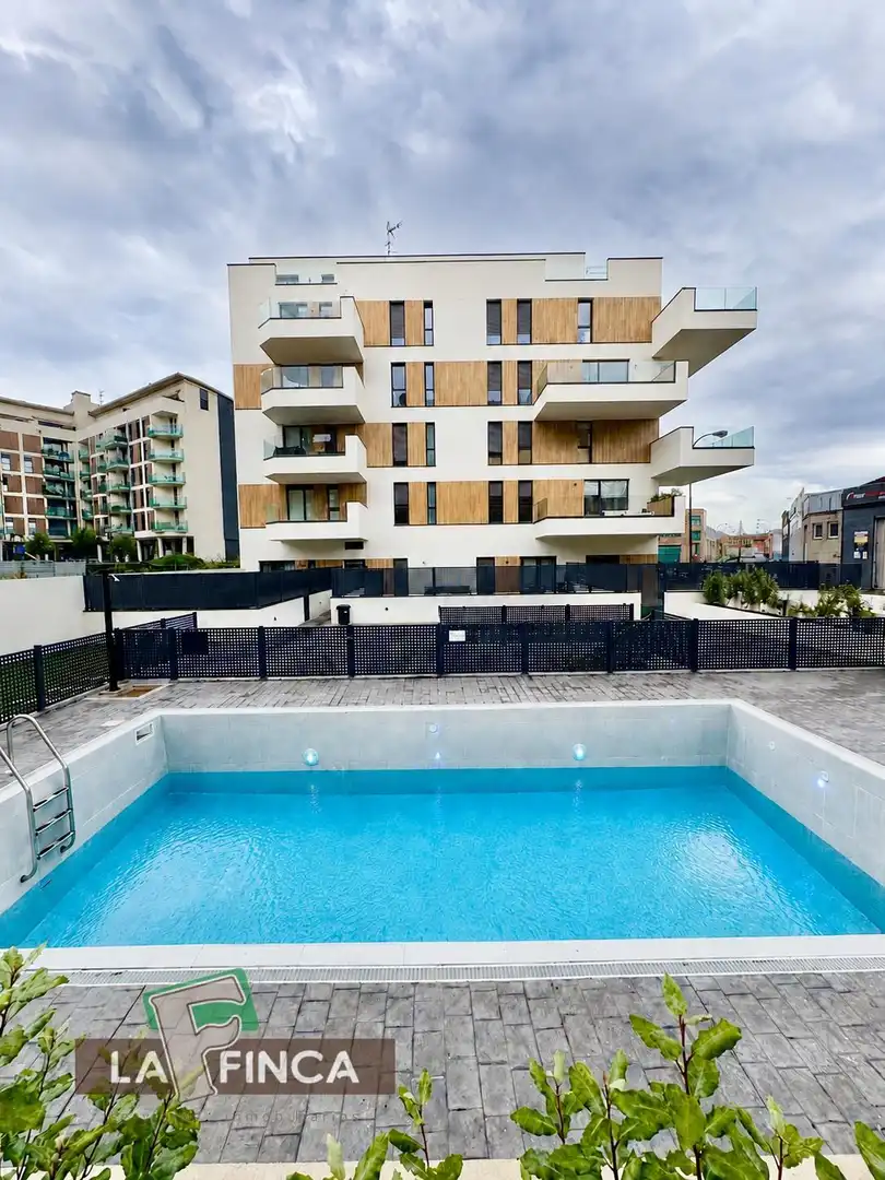 Piscina de Piso en venta en Oviedo  con Calefacción, Parquet y Terraza