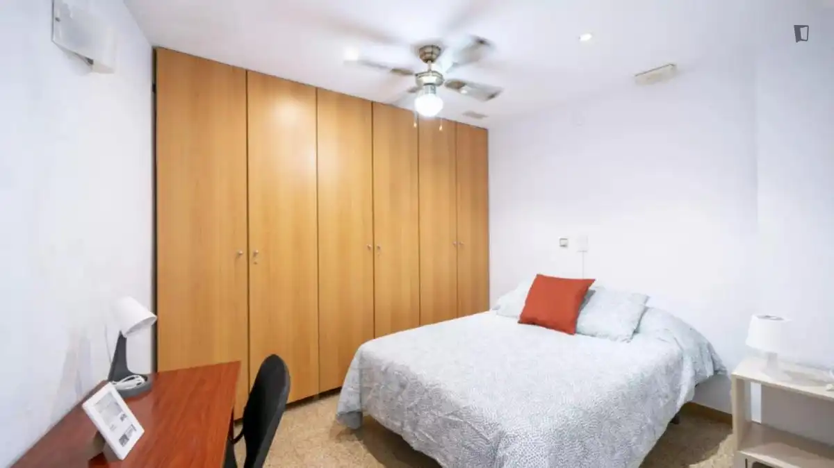 Habitación de Apartamento para compartir en  Valencia Capital con Amueblado, Horno y Lavadora