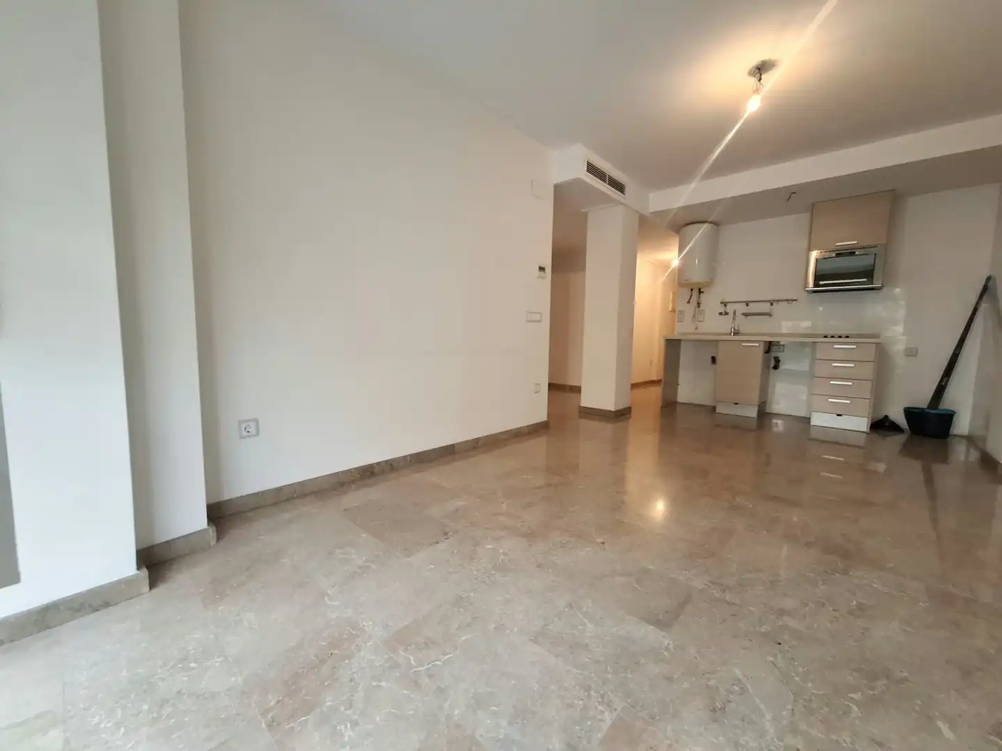 Flat for sale in Valencia  with Air Conditioner and Oven