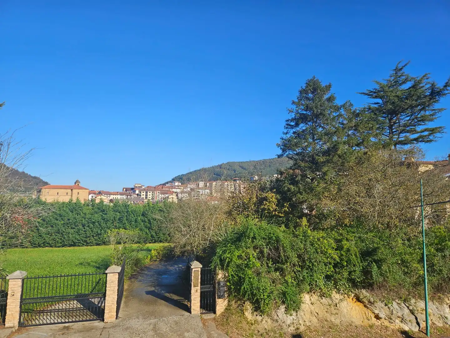 Außenansicht von Einfamilien-Reihenhaus zum Verkauf in Aia mit Heizung, Privatgarten und Terrasse