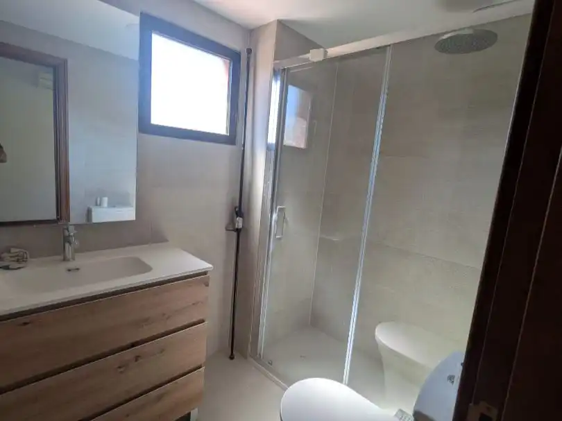 Badezimmer von Wohnung zur Miete in Madrid mit Klimaanlage, Heizung und Parkett