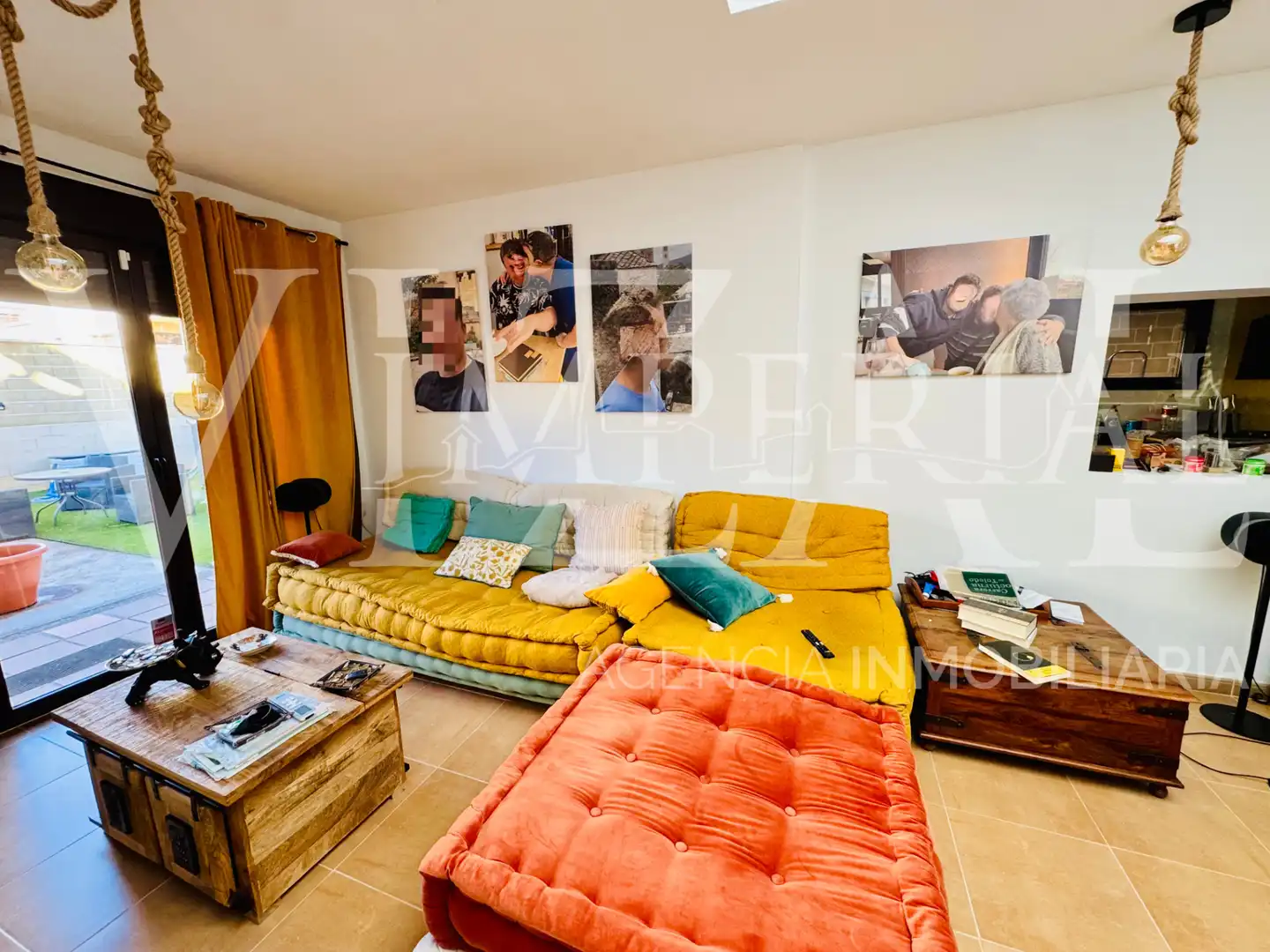 Sala d'estar de Casa adosada en venda en Noez amb Aire condicionat, Calefacció i Jardí privat