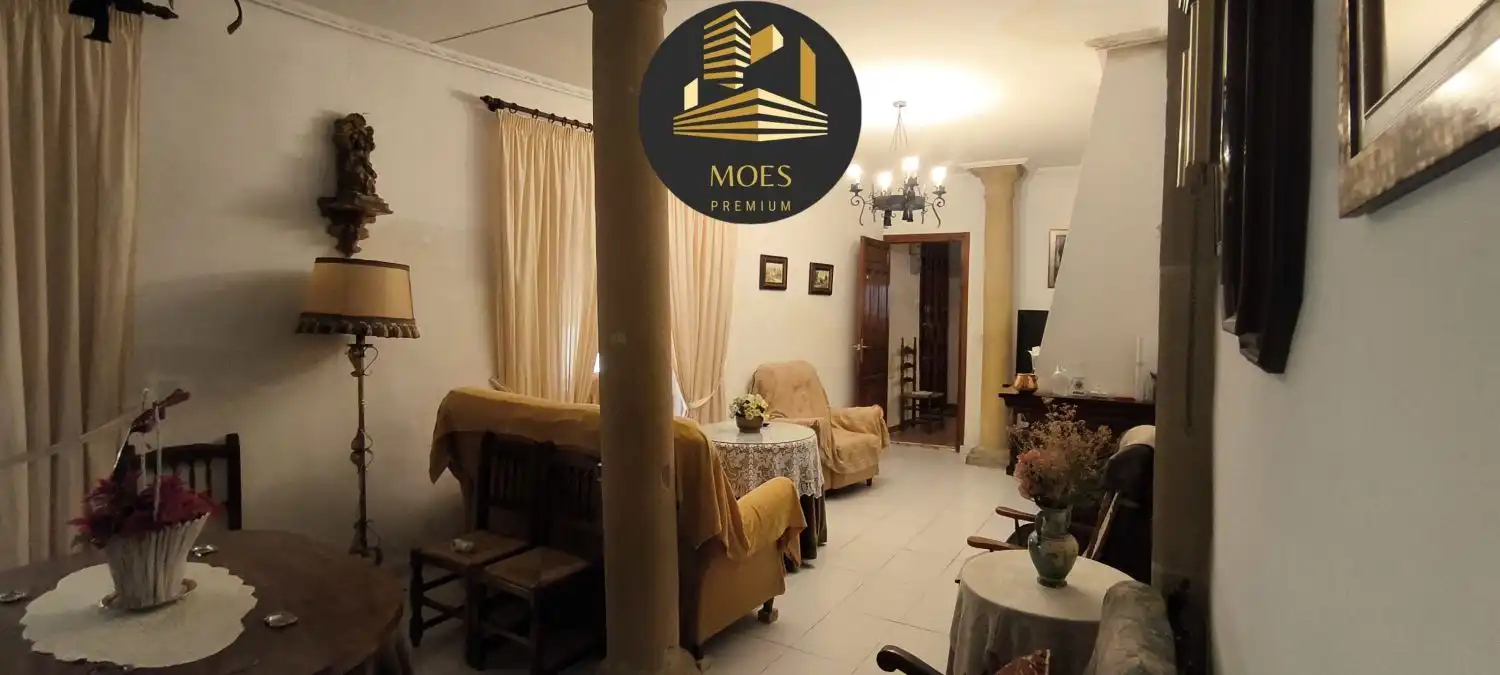 Vista exterior de Casa o chalet en venta en Úbeda con Terraza, Trastero y Balcón