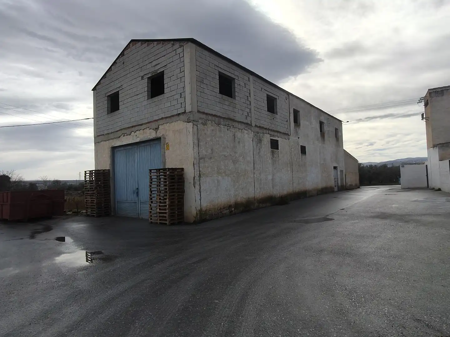 Außenansicht von Fabrikhallen zum Verkauf in Baza