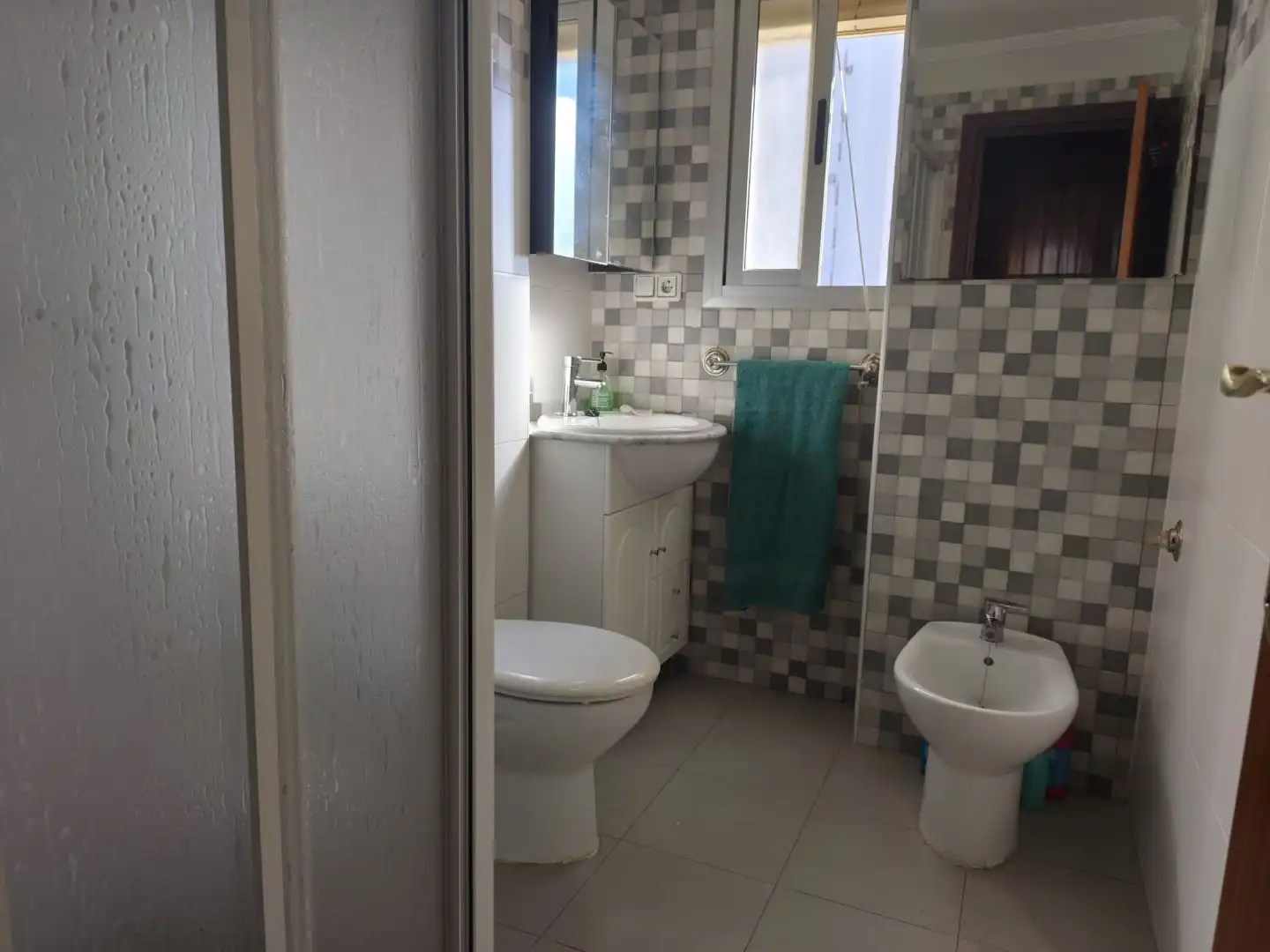 Bathroom of Flat for sale in Sevilla  with Air Conditioner, Heating and Terrace