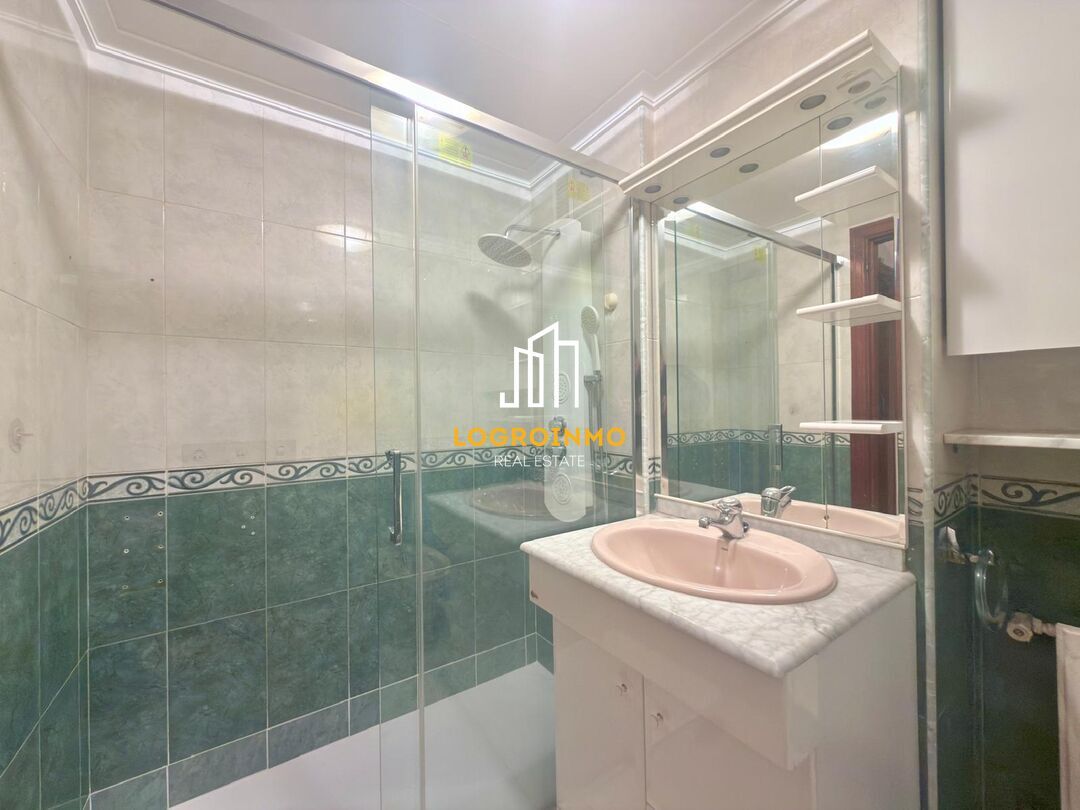 Badezimmer von Wohnung zum Verkauf in  Logroño mit Klimaanlage, Heizung und Terrasse