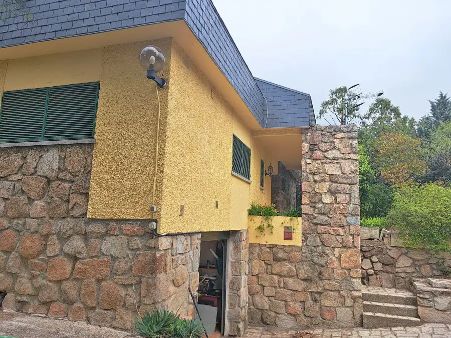 Außenansicht von Haus oder Chalet zum Verkauf in Navalagamella mit Heizung, Privatgarten und Parkett