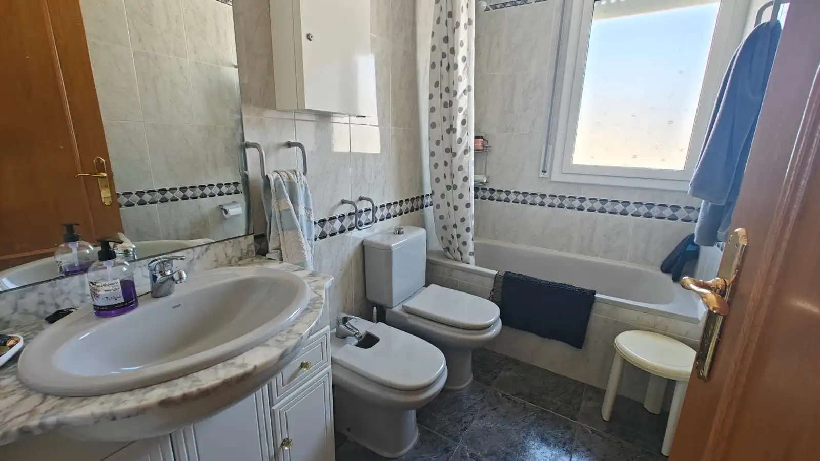 Badezimmer von Wohnung zum Verkauf in Cunit mit Klimaanlage, Heizung und Terrasse