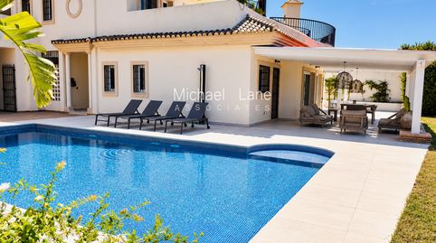 Exclusiva planta baja reformada con jardín  y piscina privada