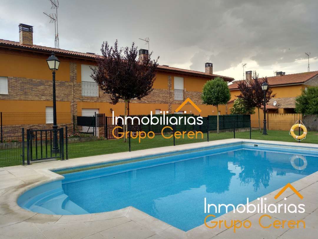 Vista exterior de Casa adosada en venda en Herramélluri amb Calefacció, Jardí privat i Traster