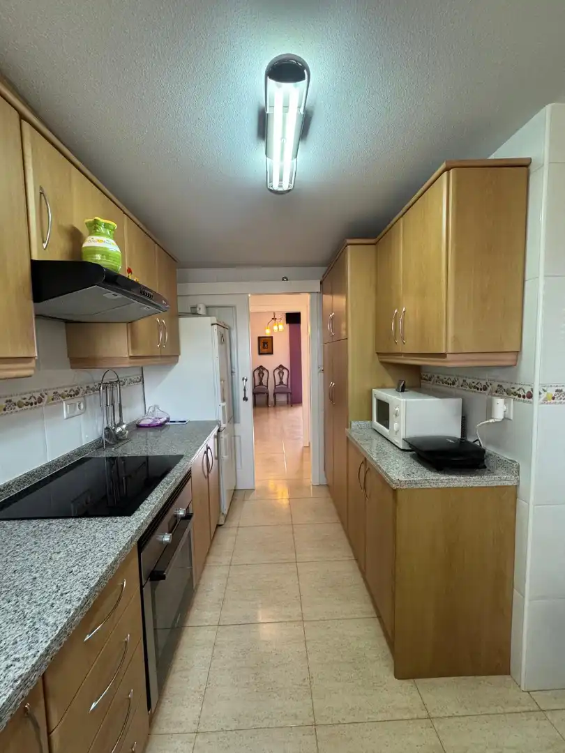 Cuina de Apartament de lloguer en El Campello amb Terrassa, Moblat i Forn