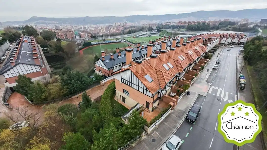 Vista exterior de Casa adosada en venta en Bilbao  con Calefacción, Jardín privado y Terraza