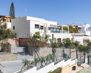 Vista exterior de Casa o xalet en venda en Salobreña amb Aire condicionat, Jardí privat i Piscina