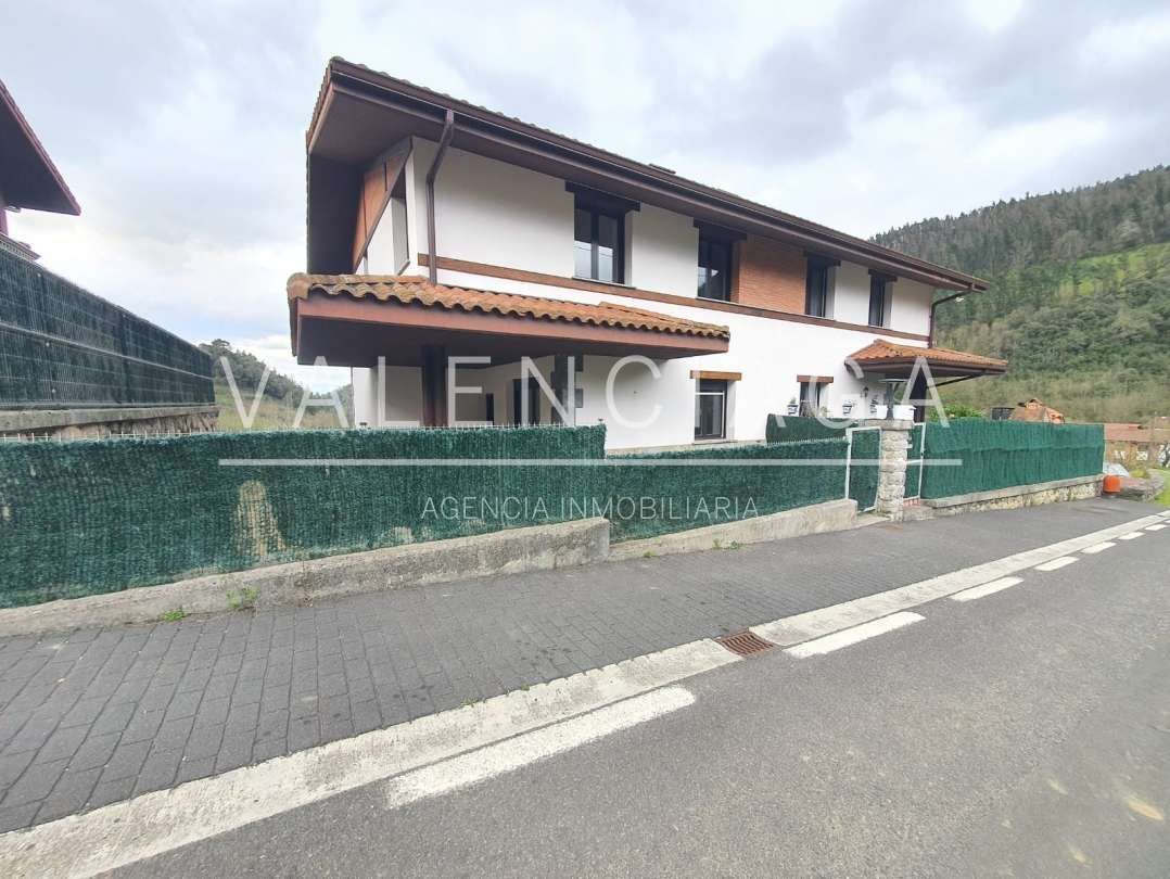 Vista exterior de Casa o xalet en venda en Ataun amb Calefacció, Jardí privat i Balcó