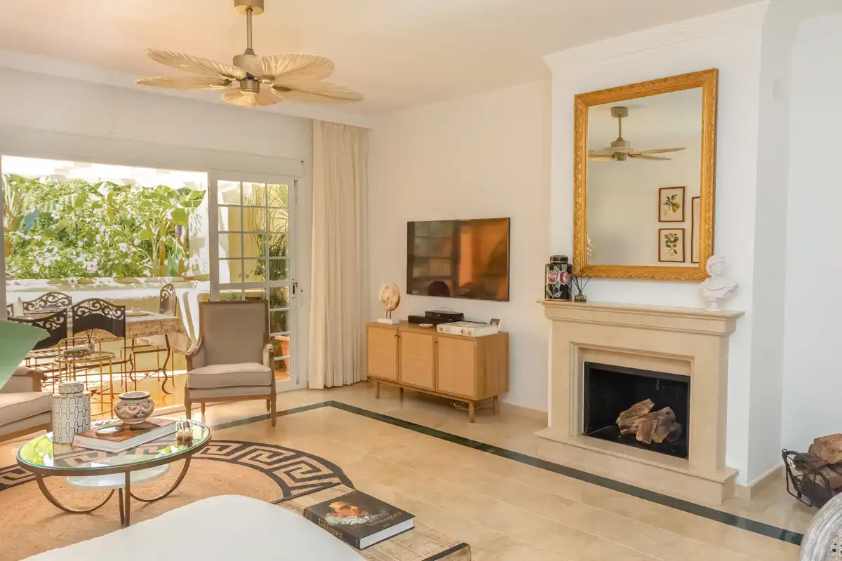 Sala d'estar de Casa adosada en venda en Marbella amb Aire condicionat i Alarma