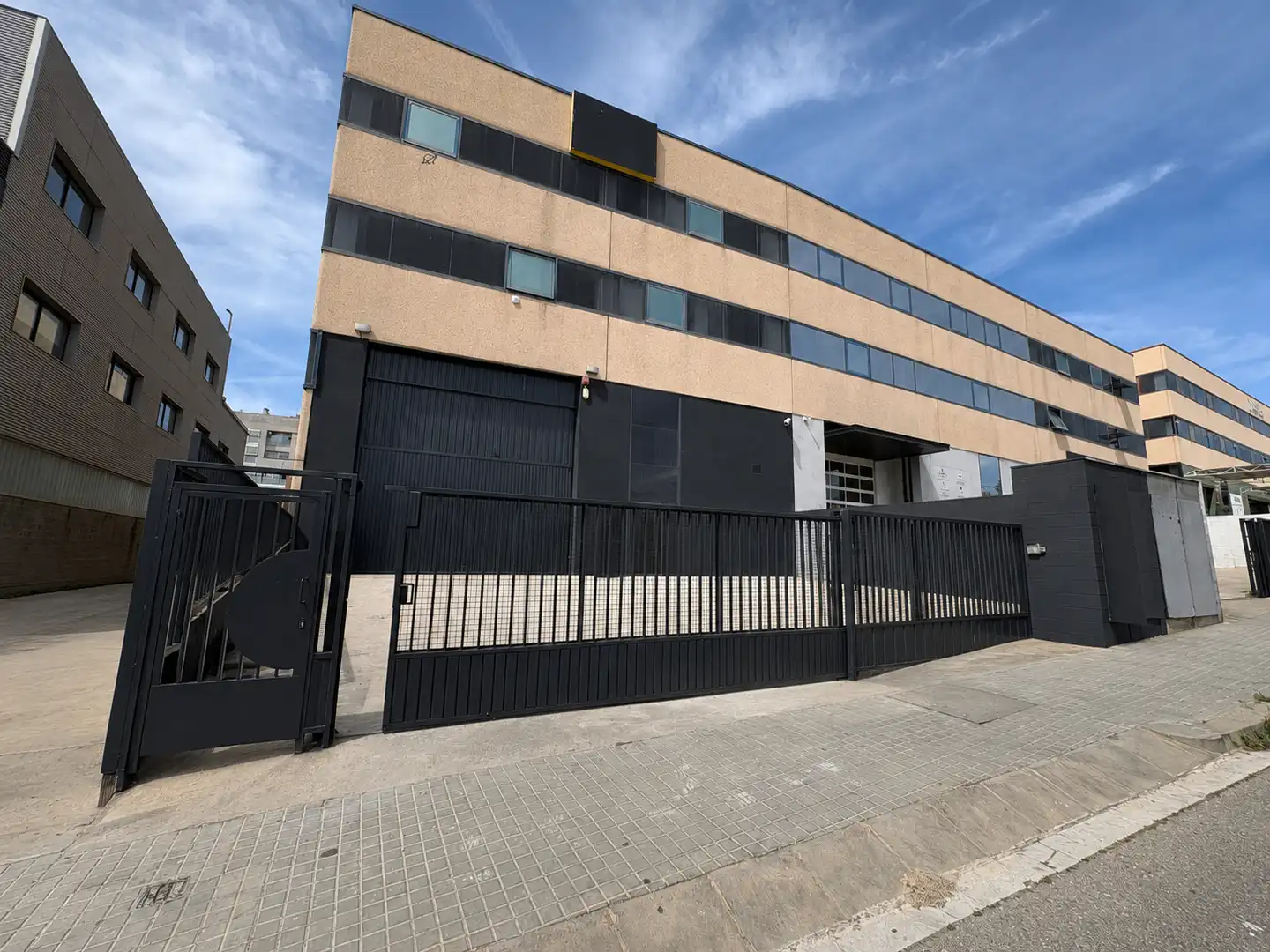 Außenansicht von Fabrikhallen zur Miete in Badalona mit Alarm