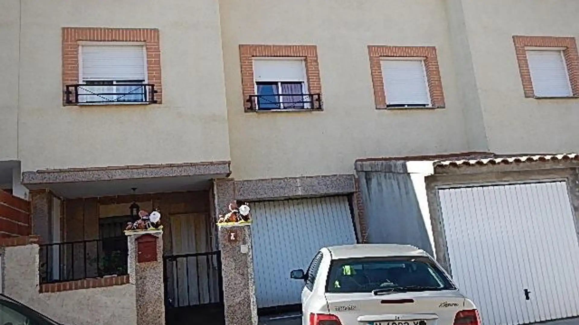 Außenansicht von Einfamilien-Reihenhaus zum Verkauf in Magán mit Privatgarten