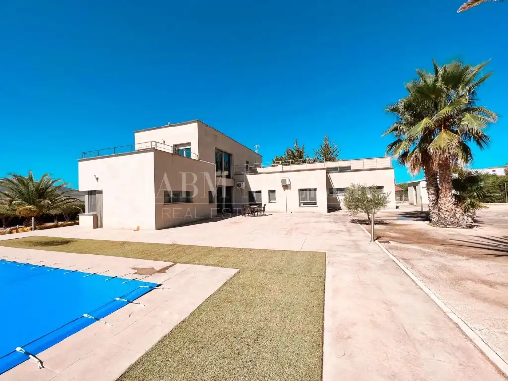 Vista exterior de Casa o xalet en venda en Yecla amb Aire condicionat, Calefacció i Jardí privat