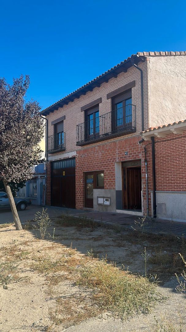 Vista exterior de Casa adosada en venda en Medina del Campo amb Calefacció, Parquet i Traster