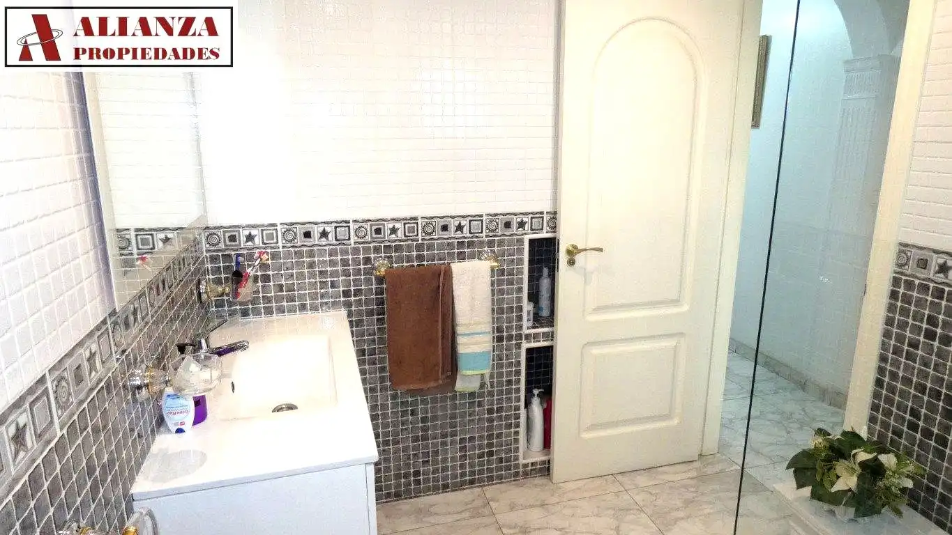Bathroom of Flat for sale in Málaga  with Air Conditioner, Terrace and Furnished