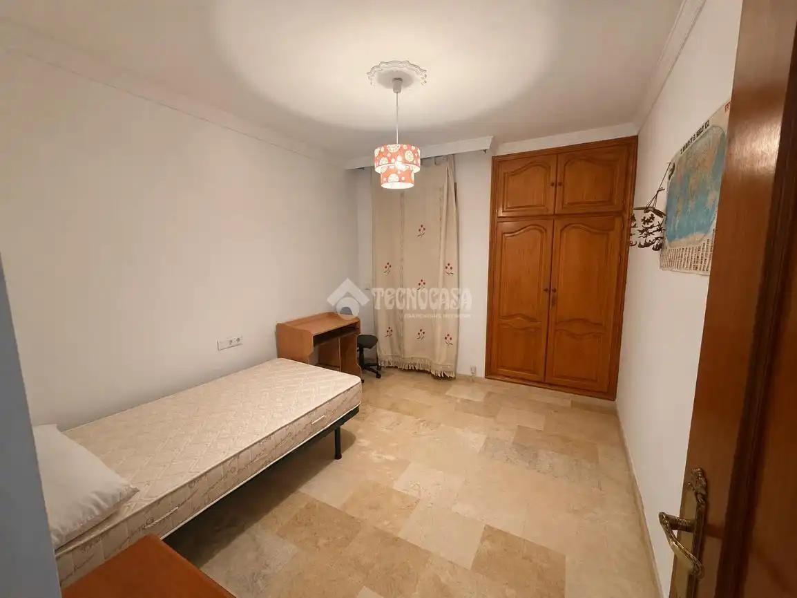 Schlafzimmer von Einfamilien-Reihenhaus zum Verkauf in La Puebla de Cazalla mit Klimaanlage, Terrasse und Balkon