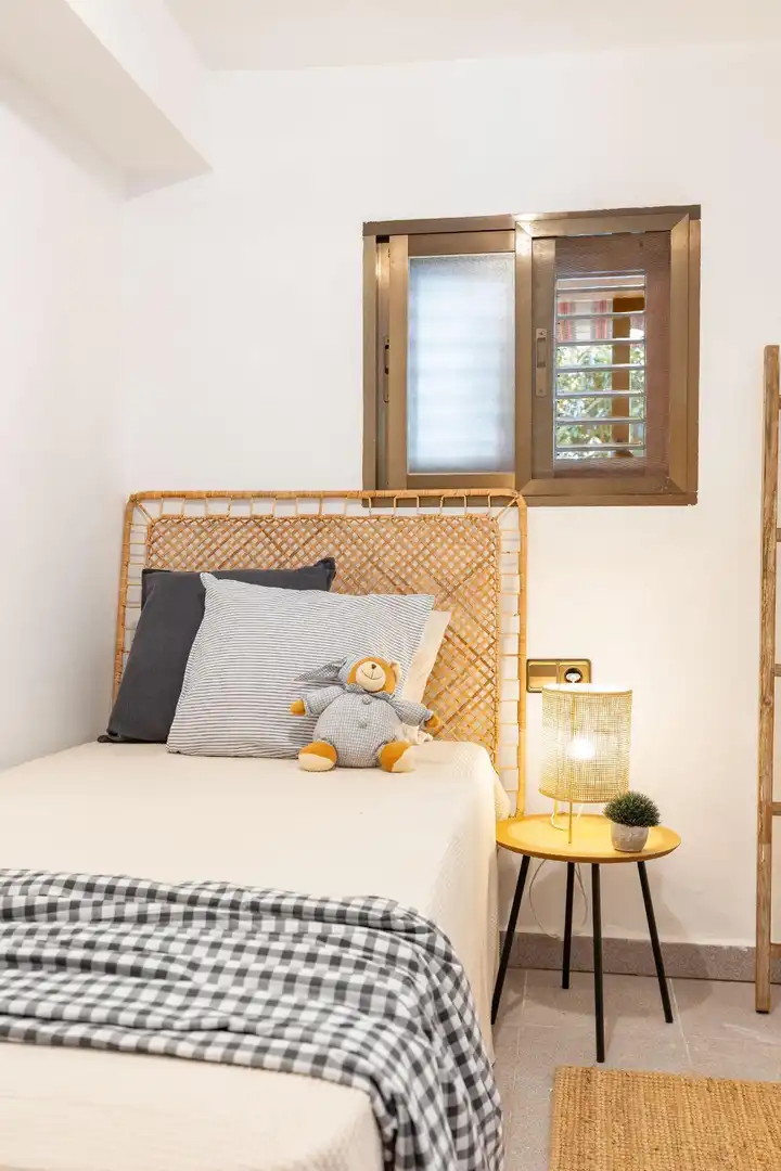 Habitación de Casa adosada en venta en Paterna con Calefacción, Jardín privado y Terraza