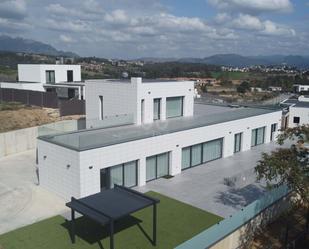 Vista exterior de Casa o xalet en venda en Sant Esteve Sesrovires amb Calefacció, Terrassa i Piscina