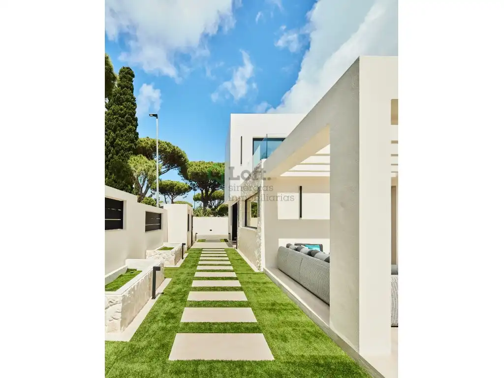 Vista exterior de Casa o xalet en venda en Chiclana de la Frontera amb Aire condicionat, Calefacció i Jardí privat