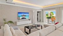 Sala d'estar de Casa o xalet en venda en Marbella amb Aire condicionat, Jardí privat i Terrassa