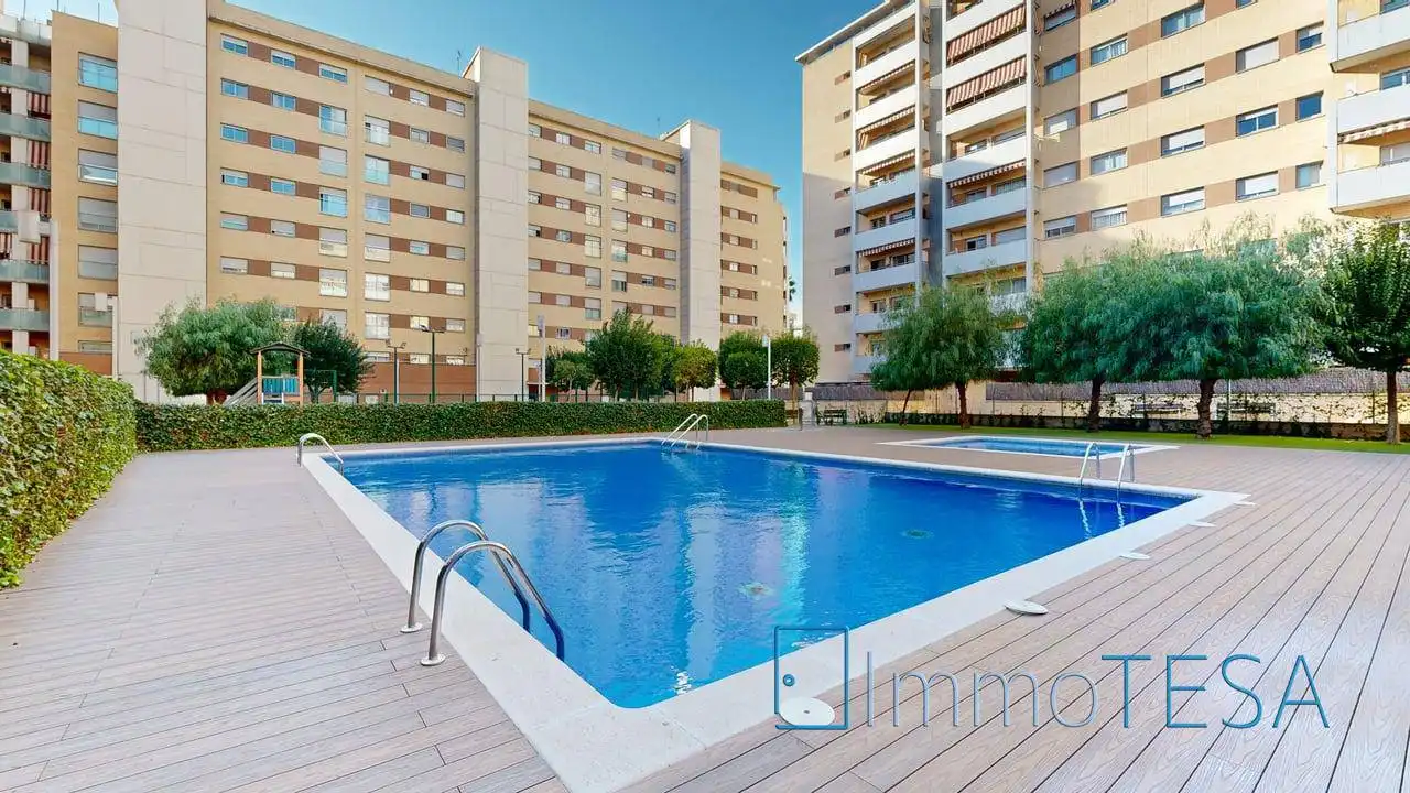 Swimming pool of Flat for sale in Barberà del Vallès  with Air Conditioner, Heating and Parquet flooring