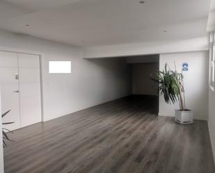 Büro miete in Santa Cruz de Bezana mit Klimaanlage und Möbliert