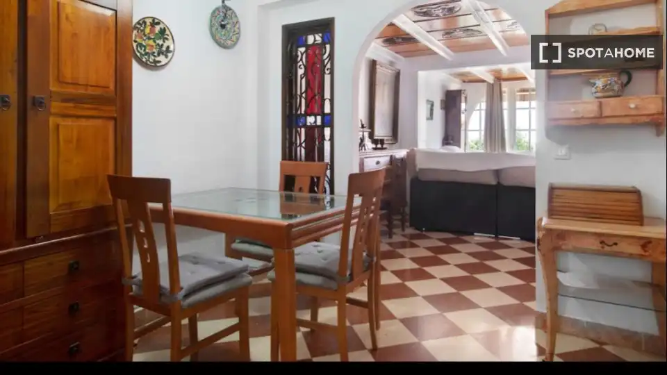 Menjador de Apartament per a compartir en Torremolinos amb Aire condicionat, Terrassa i Moblat