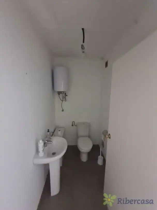 Badezimmer von Geschaftsraum zur Miete in Cortes