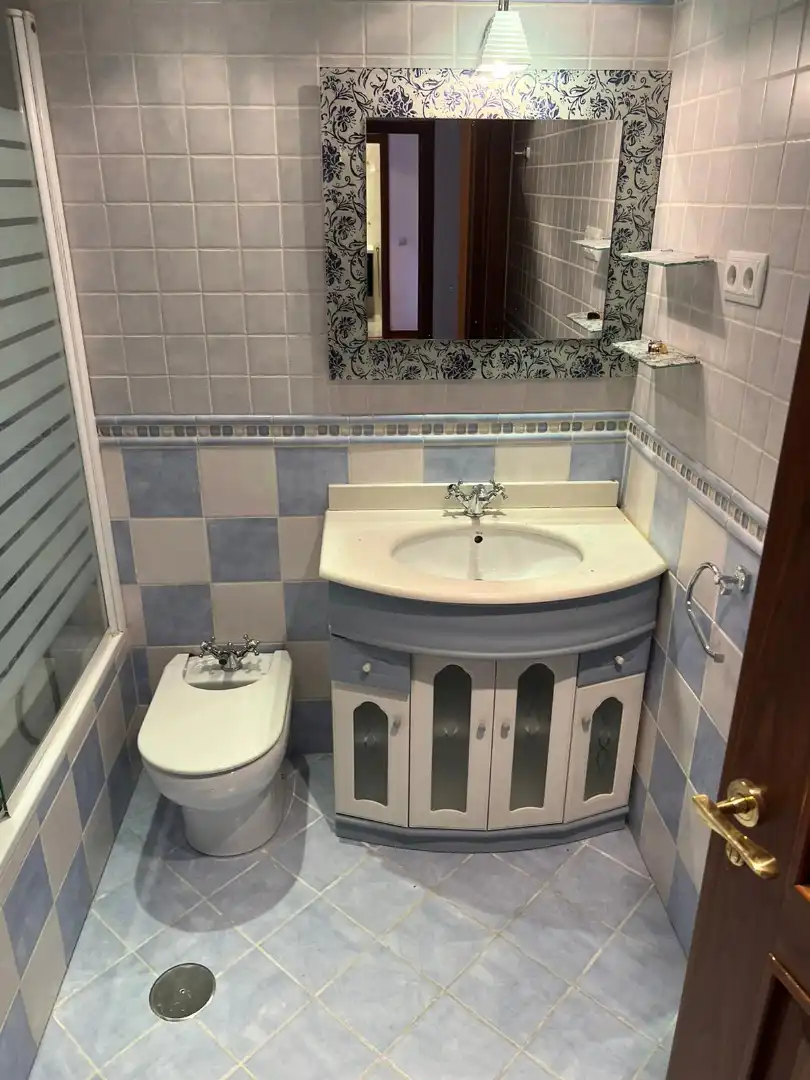 Bathroom of Attic for rent in Madrid  with Air Conditioner, Heating and Parquet flooring