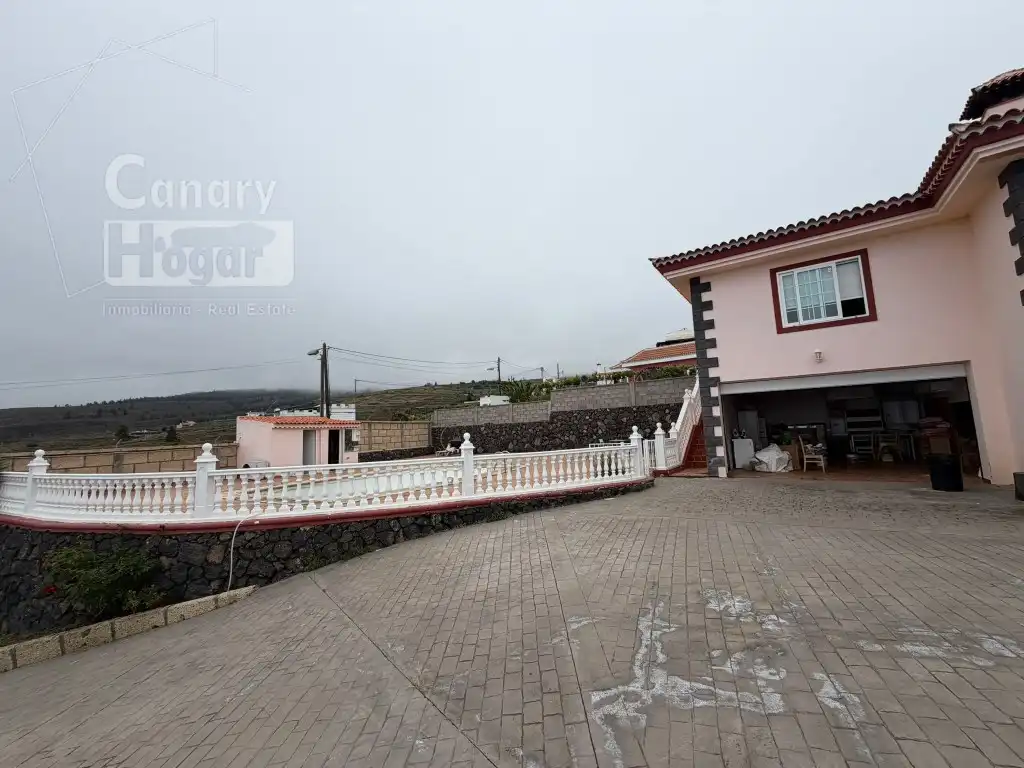 Vista exterior de Finca rústica en venda en Adeje amb Aire condicionat, Terrassa i Piscina
