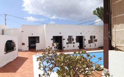 Vista exterior de Casa o xalet en venda en San Bartolomé amb Terrassa i Piscina