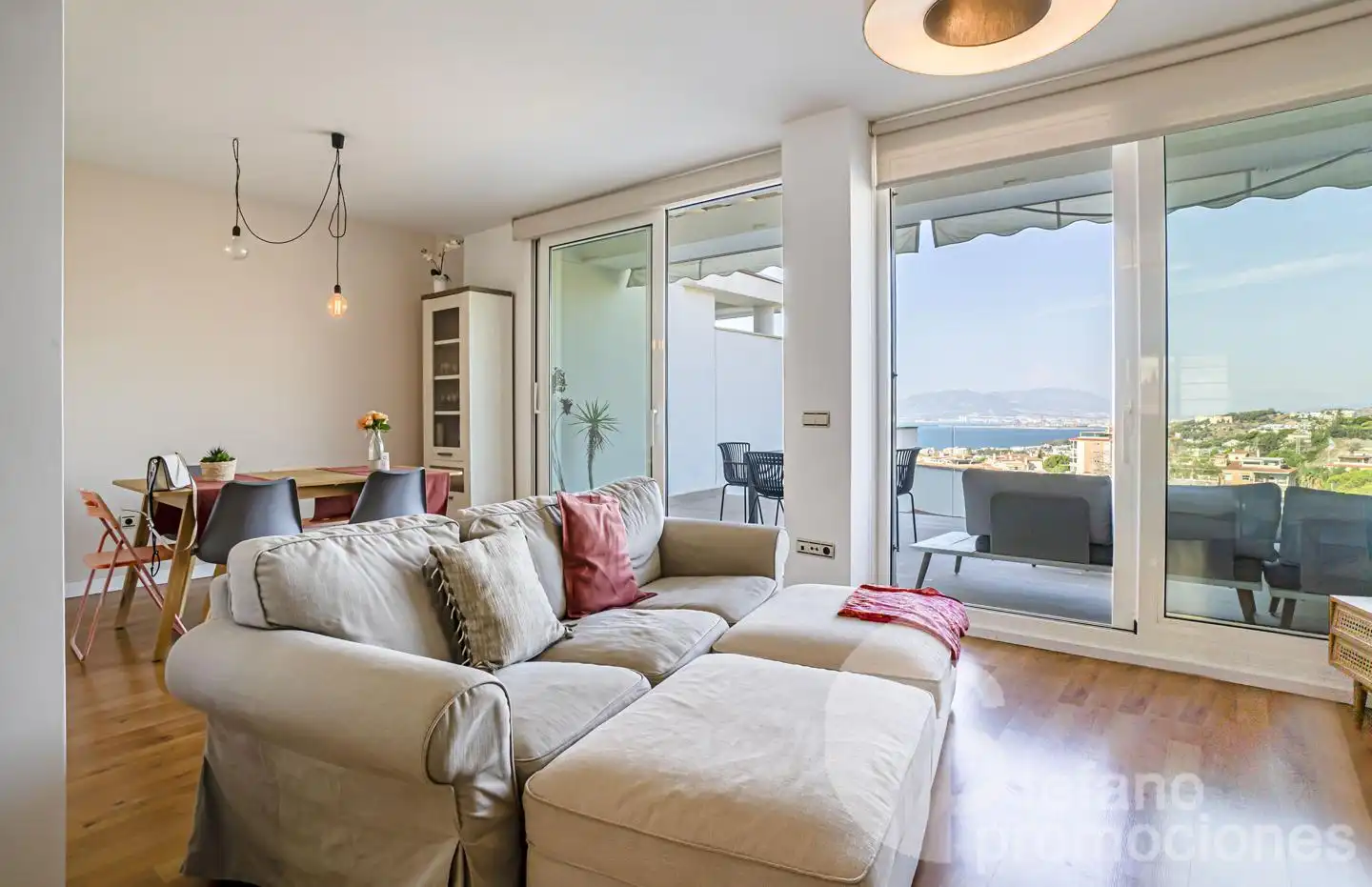 Sala d'estar de Casa adosada en venda en Málaga amb Aire condicionat, Jardí privat i Parquet