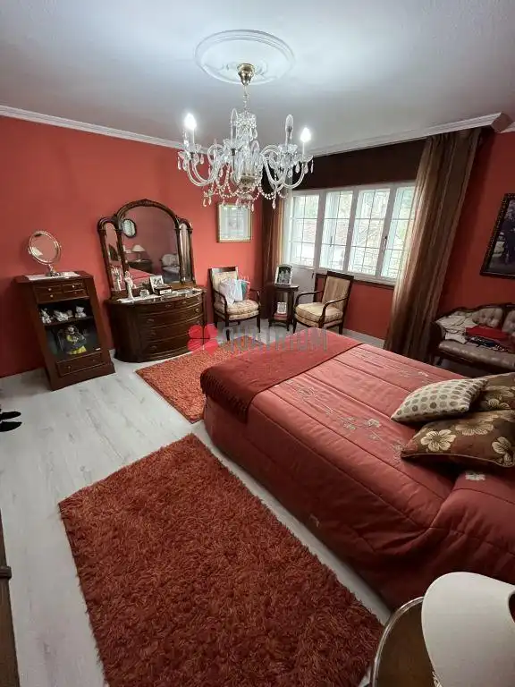 Dormitori de Casa o xalet en venda en Santiago de Compostela  amb Calefacció, Jardí privat i Terrassa