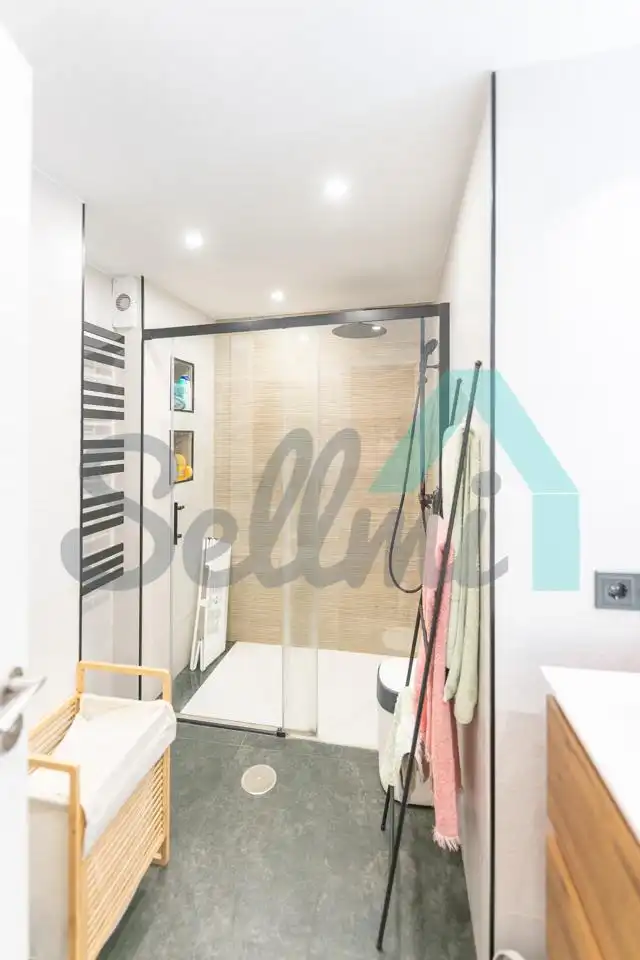 Badezimmer von Wohnung zum Verkauf in Oviedo  mit Heizung, Parkett und Terrasse