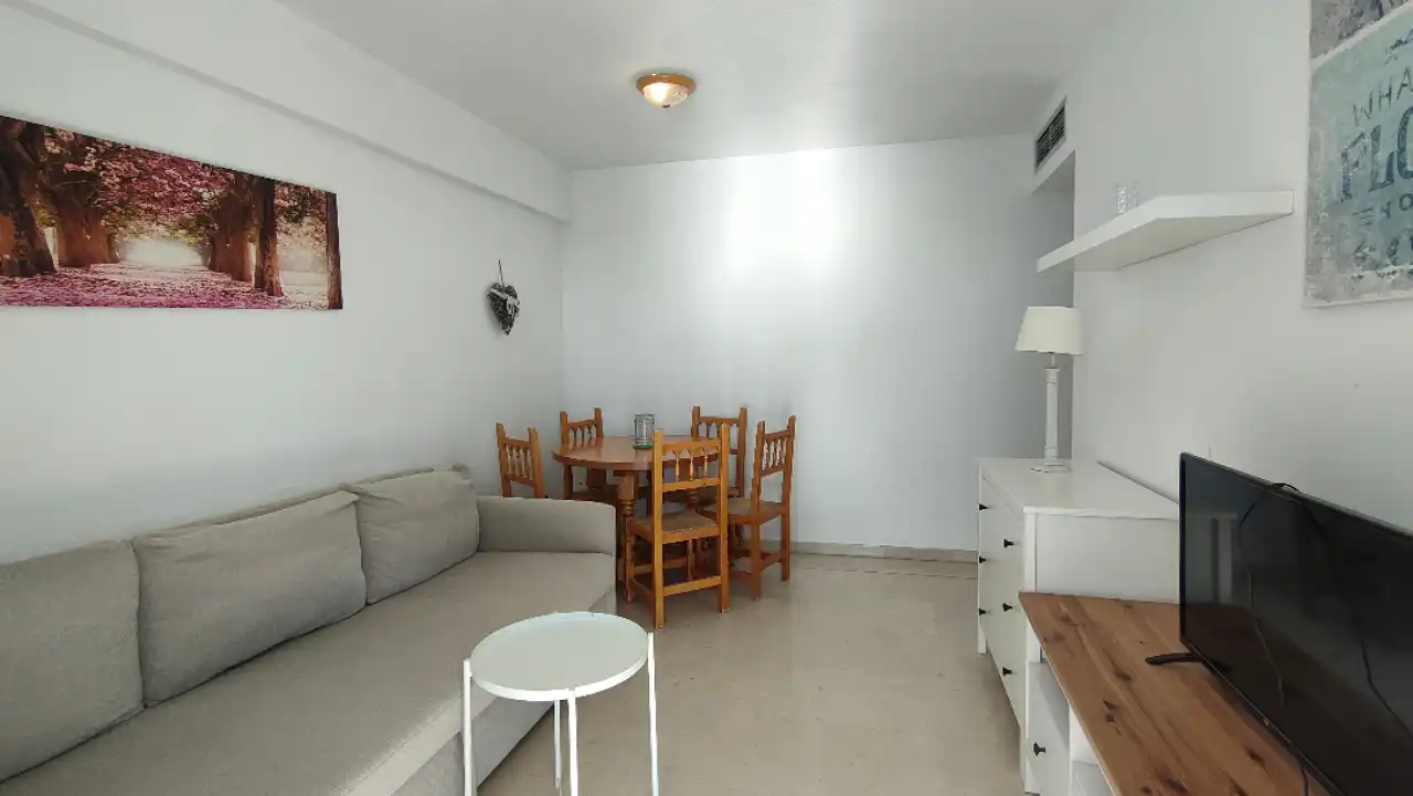 Sala de estar de Apartamento en venta en Benidorm con Aire acondicionado, Amueblado y Piscina comunitaria