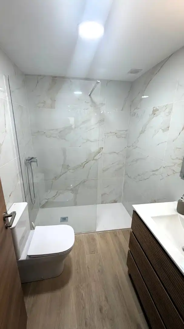 Bathroom of Flat for rent in Valencia  with Air Conditioner, Terrace and Furnished
