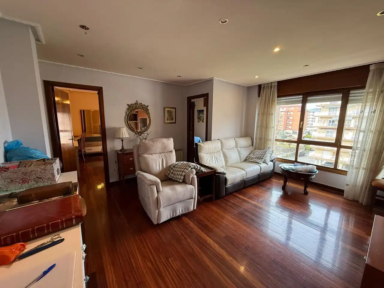 Sala de estar de Piso en venta en Castro-Urdiales con Calefacción, Parquet y Piscina comunitaria