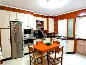 Cuina de Pis de lloguer en A Coruña Capital  amb Parquet, Moblat i Forn