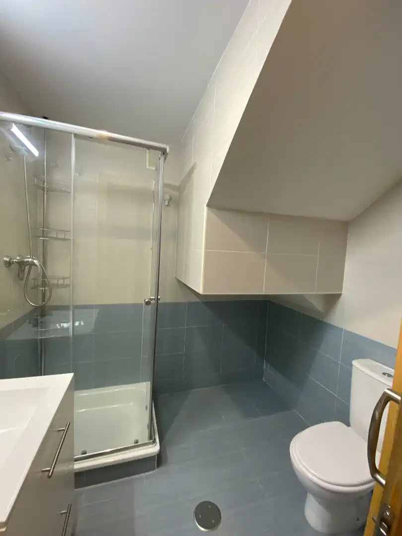 Bany de Dúplex en venda en Oviedo  amb Calefacció i Terrassa