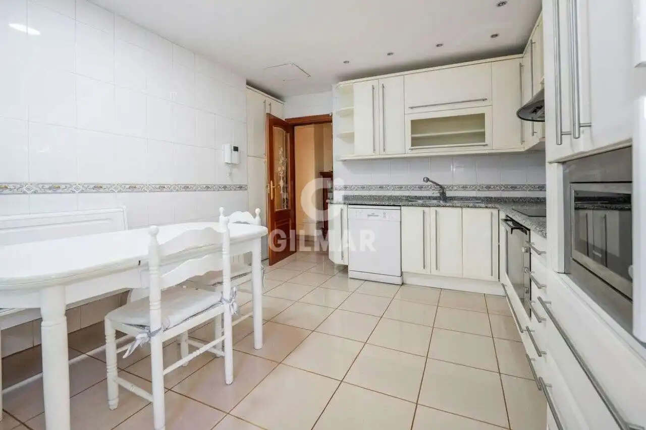 Cuina de Casa o xalet en venda en Madrid amb Calefacció, Jardí privat i Piscina