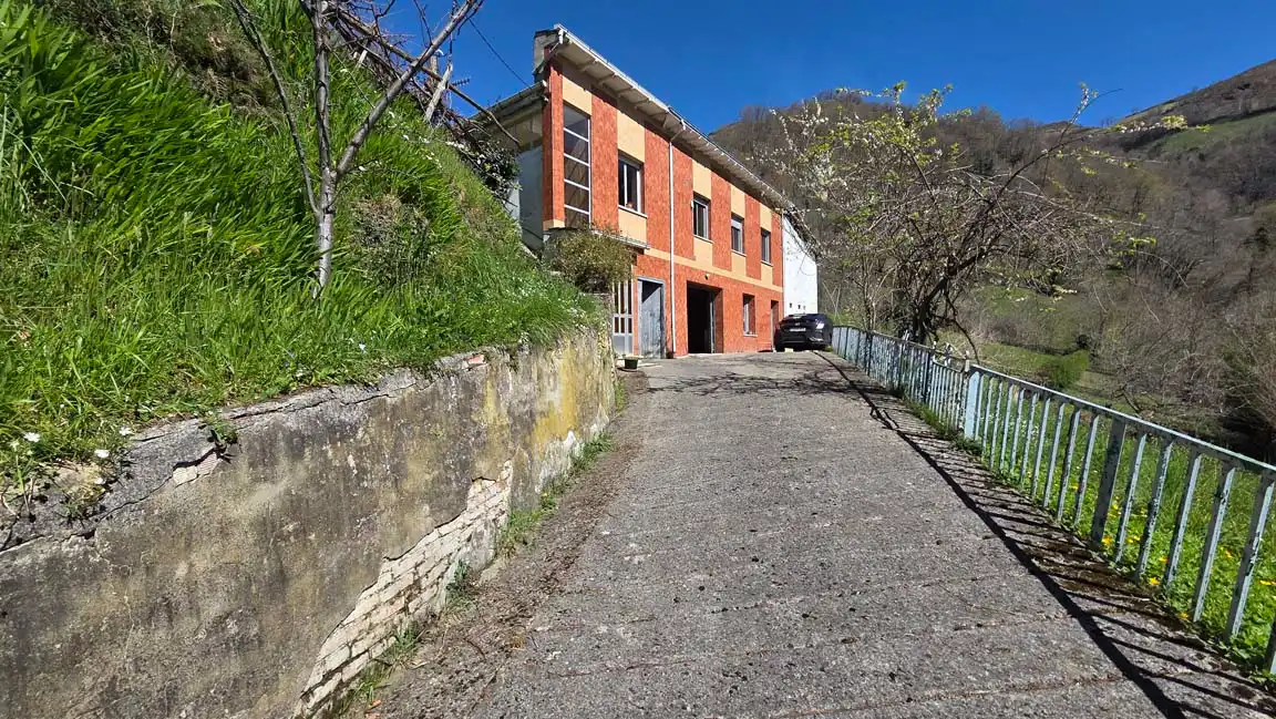 Außenansicht von Haus oder Chalet zum Verkauf in Laviana mit Heizung, Privatgarten und Parkett