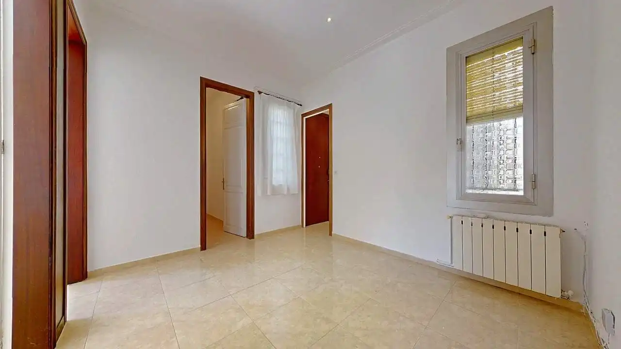 Piso en venta en Barcelona con Calefacción, Trastero y Balcón