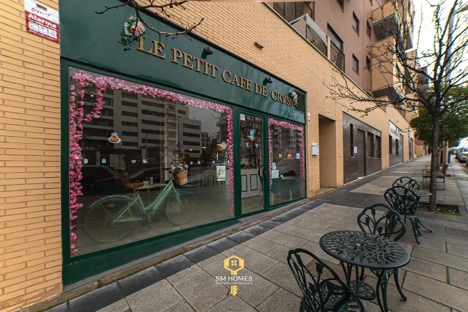 Vista exterior de Local en traspaso en  Madrid Capital con Aire acondicionado, Amueblado y Alarma