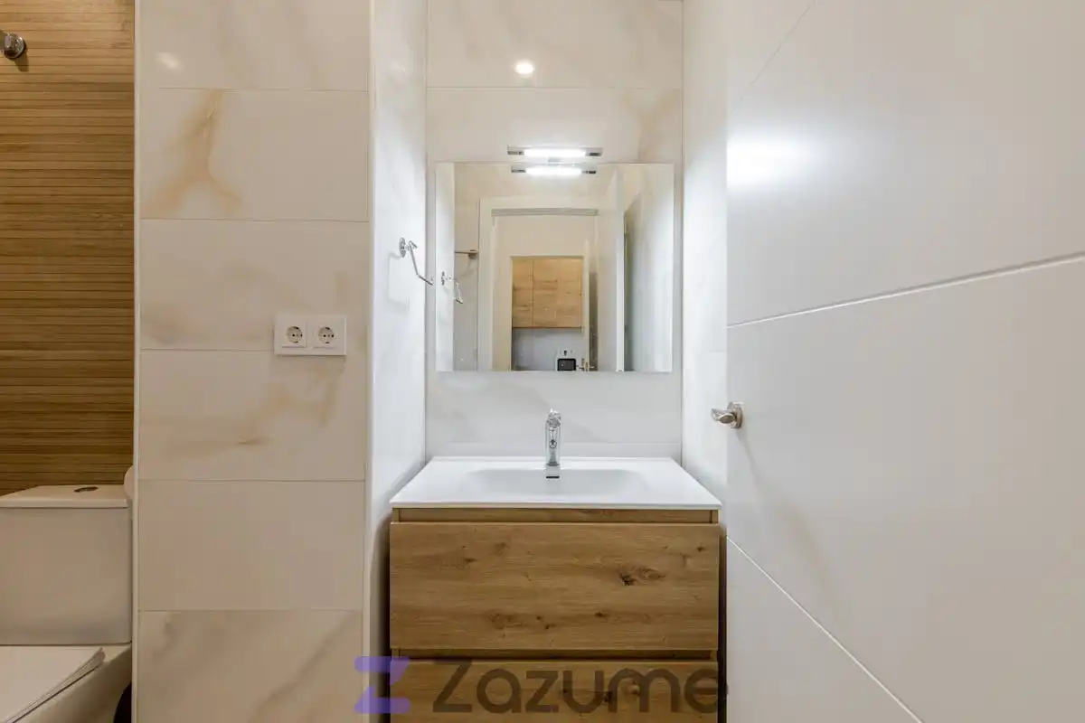 Bathroom of Flat for rent in Madrid  with Air Conditioner, Heating and Furnished